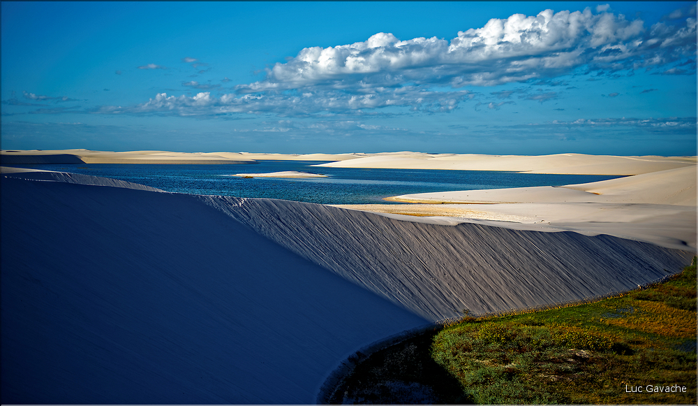 Les Lençois Maranhenses. s'étendent, dans une sucession de dunes et de petits lacs, le long du littoral sur près de 80 km. (37)