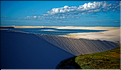 Les Lençois Maranhenses. s'étendent, dans une sucession de dunes et de petits lacs, le long du littoral sur près de 80 km. (37)