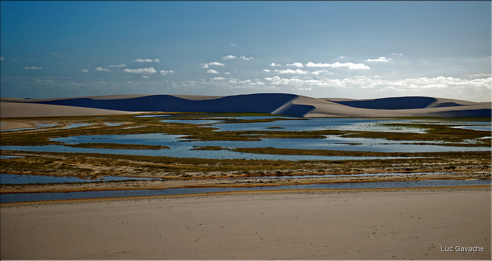 Les Lençois Maranhenses. s'étendent, dans une sucession de dunes et de petits lacs, le long du littoral sur près de 80 km. (39)