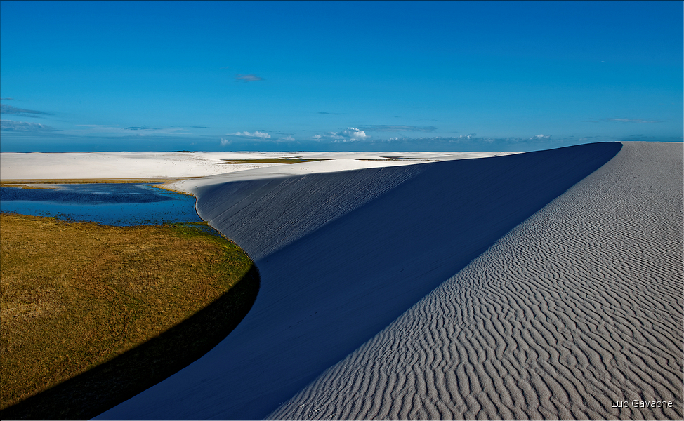 Les Lençois Maranhenses. s'étendent, dans une sucession de dunes et de petits lacs, le long du littoral sur près de 80 km. (40)