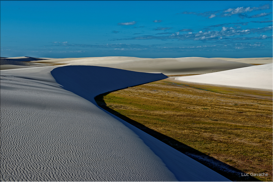 Les Lençois Maranhenses. s'étendent, dans une sucession de dunes et de petits lacs, le long du littoral sur près de 80 km. (41)