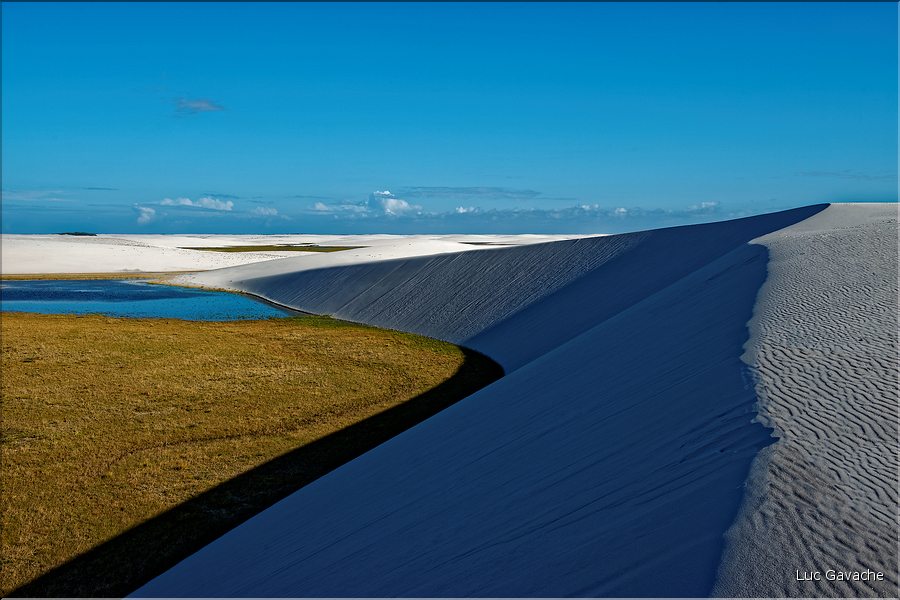 Les Lençois Maranhenses. s'étendent, dans une sucession de dunes et de petits lacs, le long du littoral sur près de 80 km. (42)