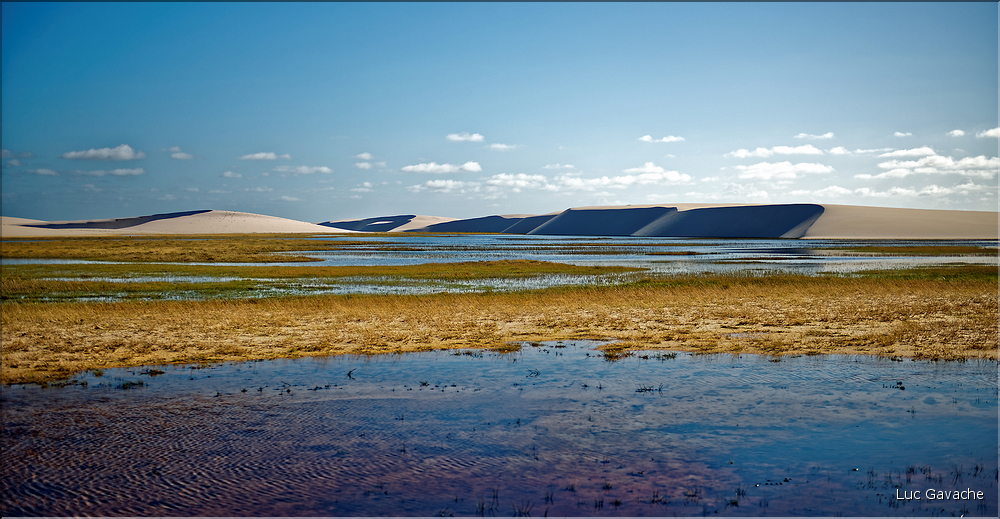 Les Lençois Maranhenses. s'étendent, dans une sucession de dunes et de petits lacs, le long du littoral sur près de 80 km. (44)