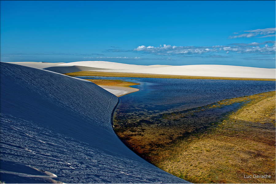 Les Lençois Maranhenses. s'étendent, dans une sucession de dunes et de petits lacs, le long du littoral sur près de 80 km. (45)