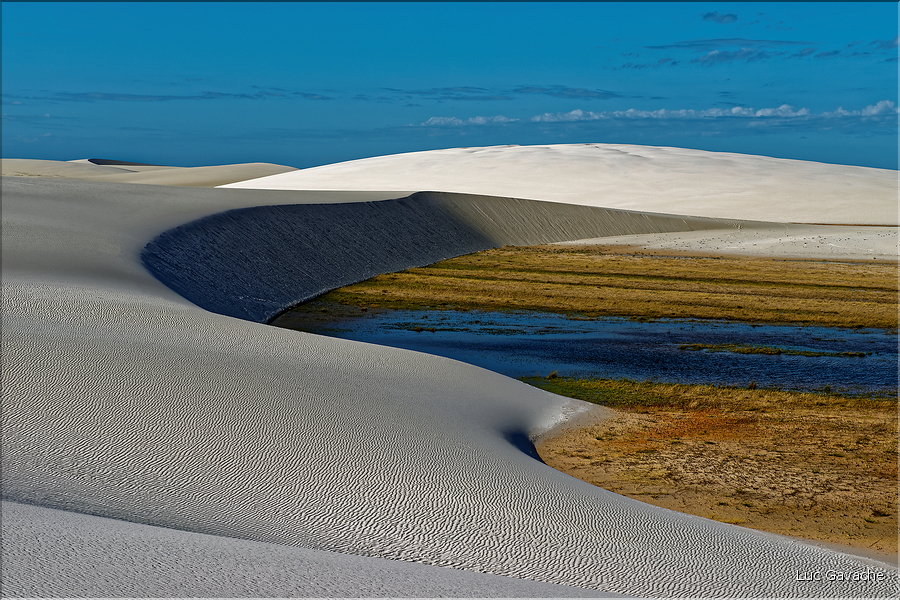 Les Lençois Maranhenses. s'étendent, dans une sucession de dunes et de petits lacs, le long du littoral sur près de 80 km. (46)