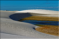 Les Lençois Maranhenses. s'étendent, dans une sucession de dunes et de petits lacs, le long du littoral sur près de 80 km. (46)