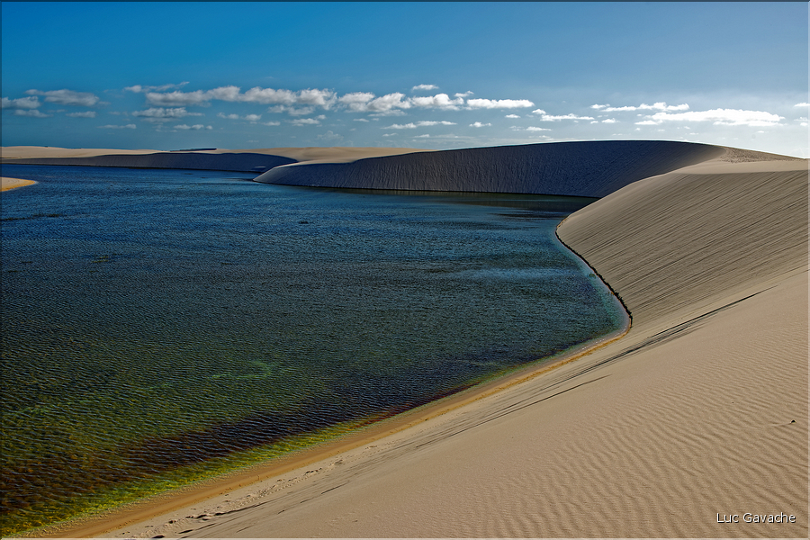 Les Lençois Maranhenses. s'étendent, dans une sucession de dunes et de petits lacs, le long du littoral sur près de 80 km. (47)
