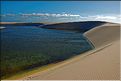 Les Lençois Maranhenses. s'étendent, dans une sucession de dunes et de petits lacs, le long du littoral sur près de 80 km. (47)