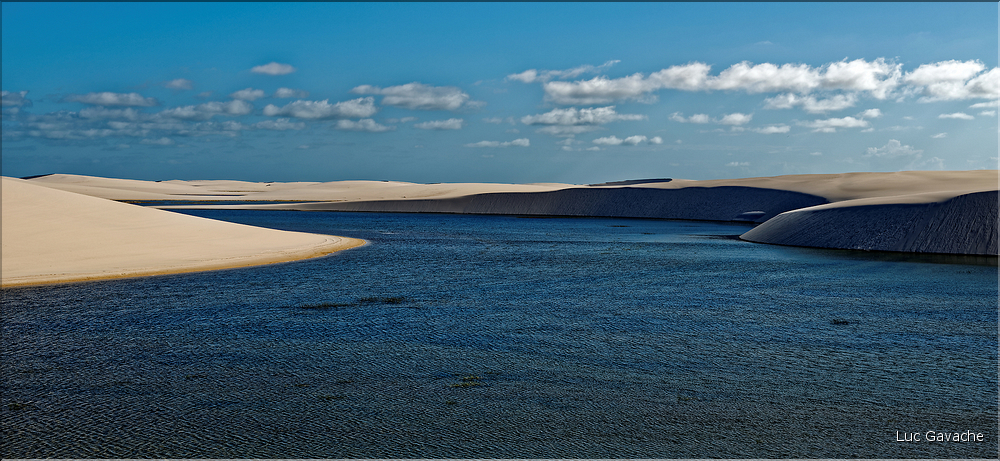 Les Lençois Maranhenses. s'étendent, dans une sucession de dunes et de petits lacs, le long du littoral sur près de 80 km. (48)