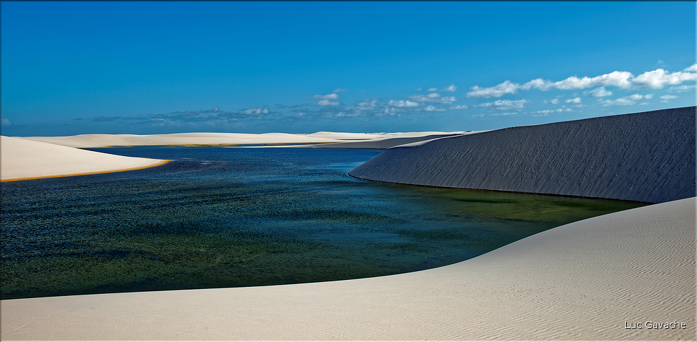 Les Lençois Maranhenses. s'étendent, dans une sucession de dunes et de petits lacs, le long du littoral sur près de 80 km. (49)