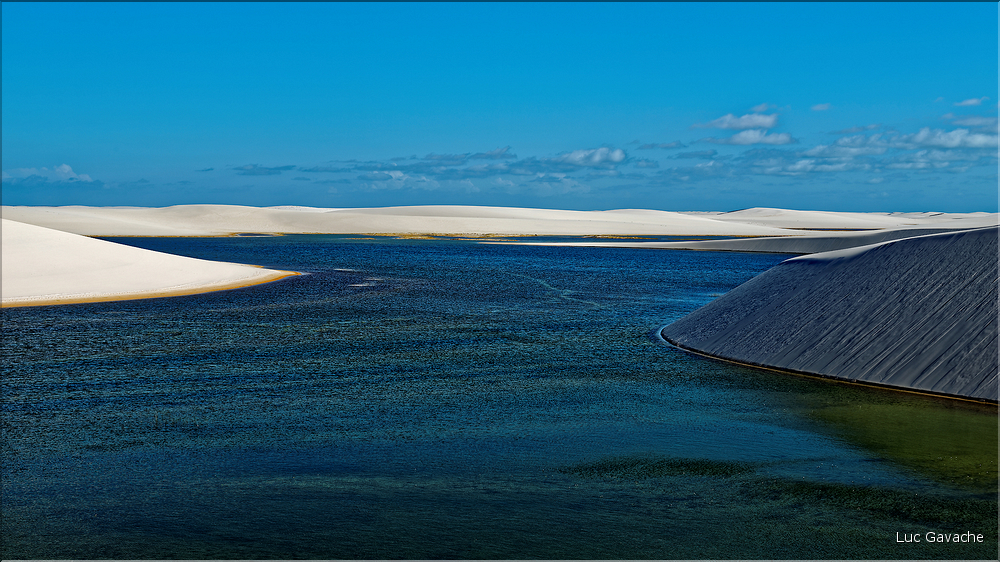 Les Lençois Maranhenses. s'étendent, dans une sucession de dunes et de petits lacs, le long du littoral sur près de 80 km. (51)