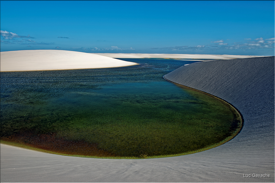 Les Lençois Maranhenses. s'étendent, dans une sucession de dunes et de petits lacs, le long du littoral sur près de 80 km. (52)