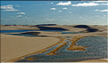 Les Lençois Maranhenses. s'étendent, dans une sucession de dunes et de petits lacs, le long du littoral sur près de 80 km. (53)