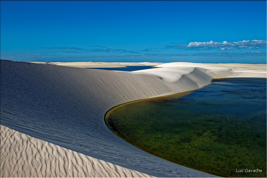 Les Lençois Maranhenses. s'étendent, dans une sucession de dunes et de petits lacs, le long du littoral sur près de 80 km. (54)