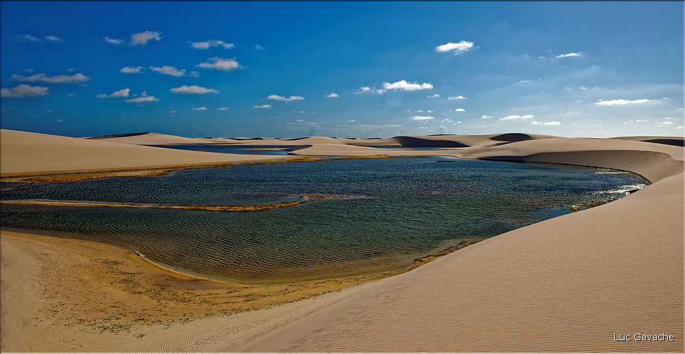 Les Lençois Maranhenses. s'étendent, dans une sucession de dunes et de petits lacs, le long du littoral sur près de 80 km. (58)
