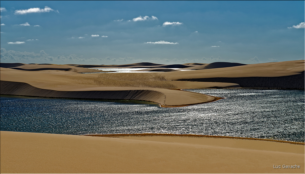 Les Lençois Maranhenses. s'étendent, dans une sucession de dunes et de petits lacs, le long du littoral sur près de 80 km. (60)