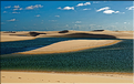 Les Lençois Maranhenses. s'étendent, dans une sucession de dunes et de petits lacs, le long du littoral sur près de 80 km. (61)