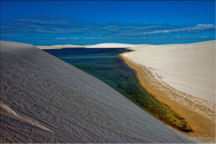 Les Lençois Maranhenses. s'étendent, dans une sucession de dunes et de petits lacs, le long du littoral sur près de 80 km. (64)