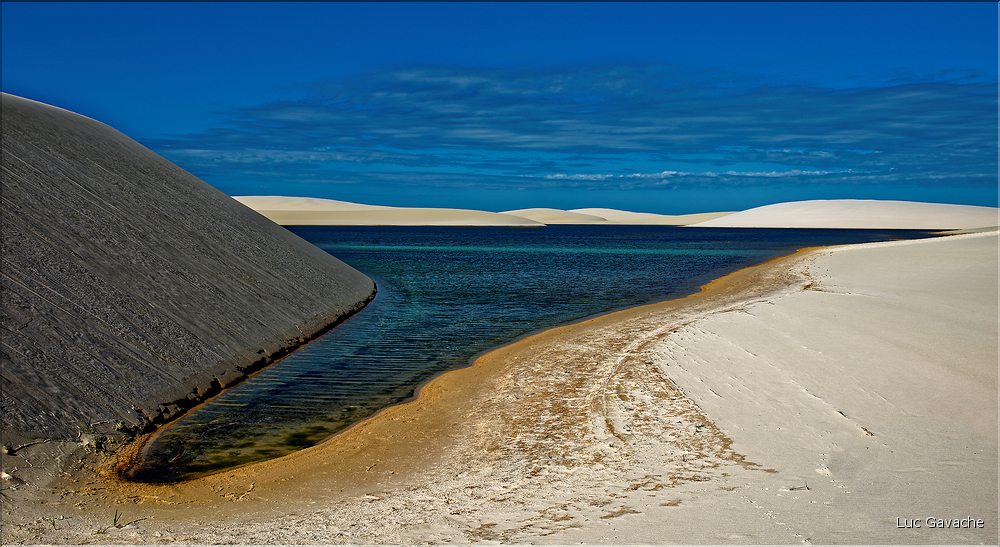 Les Lençois Maranhenses. s'étendent, dans une sucession de dunes et de petits lacs, le long du littoral sur près de 80 km. (65)