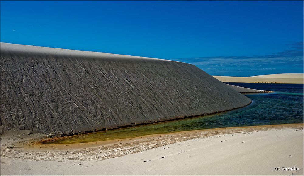 Les Lençois Maranhenses. s'étendent, dans une sucession de dunes et de petits lacs, le long du littoral sur près de 80 km. (66)