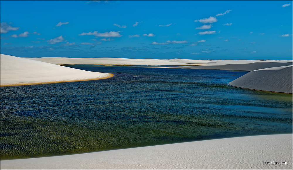 Les Lençois Maranhenses. s'étendent, dans une sucession de dunes et de petits lacs, le long du littoral sur près de 80 km. (67)