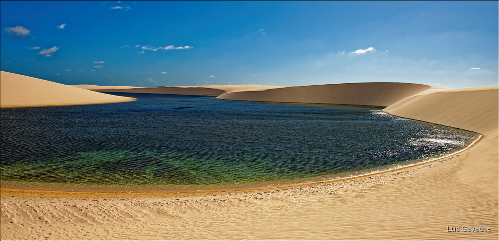 Les Lençois Maranhenses. s'étendent, dans une sucession de dunes et de petits lacs, le long du littoral sur près de 80 km. (69)