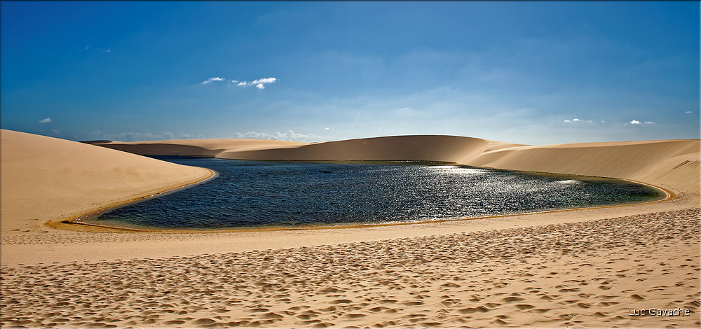 Les Lençois Maranhenses. s'étendent, dans une sucession de dunes et de petits lacs, le long du littoral sur près de 80 km. (70)