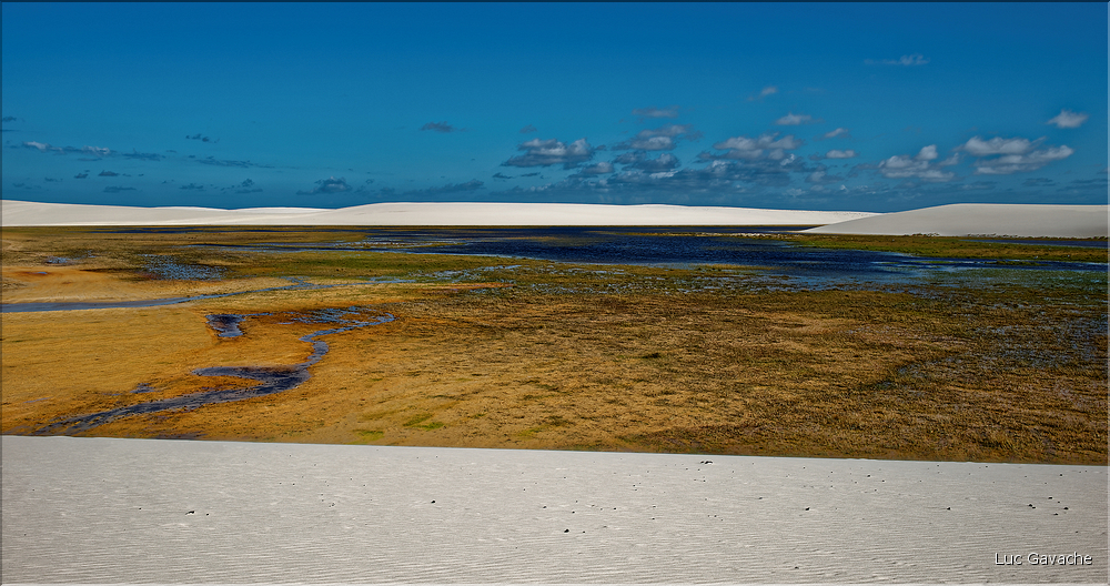 Les Lençois Maranhenses. s'étendent, dans une sucession de dunes et de petits lacs, le long du littoral sur près de 80 km. (71)