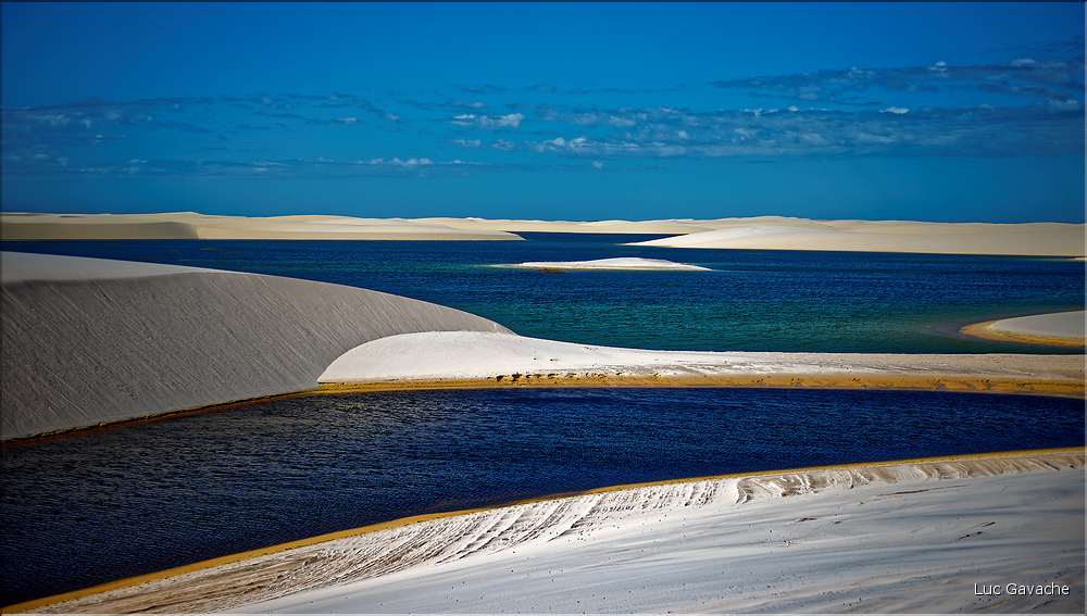 Les Lençois Maranhenses. s'étendent, dans une sucession de dunes et de petits lacs, le long du littoral sur près de 80 km. (72)