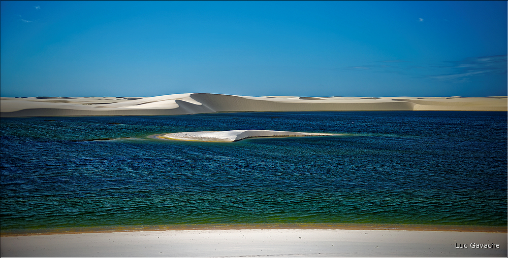Les Lençois Maranhenses. s'étendent, dans une sucession de dunes et de petits lacs, le long du littoral sur près de 80 km. (74)