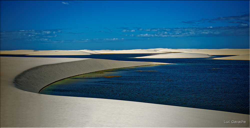 Les Lençois Maranhenses. s'étendent, dans une sucession de dunes et de petits lacs, le long du littoral sur près de 80 km. (77)
