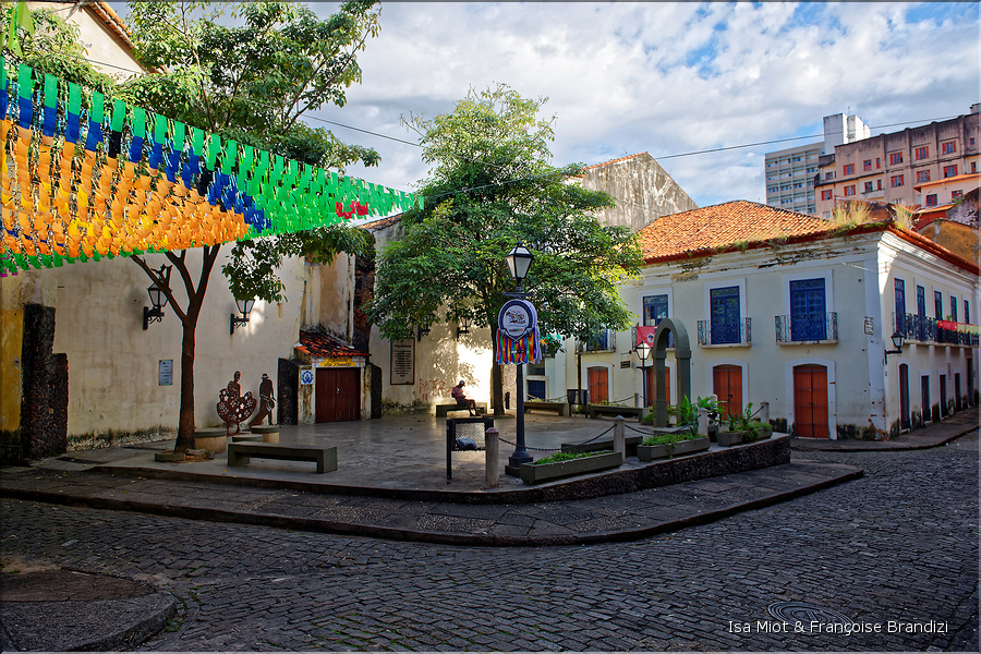 Sao Luis, qui est située dans le Nordeste, fut fondé en 1612 par les Français et fut baptisée ainsi en l'honneur de Saint Louis. (2)