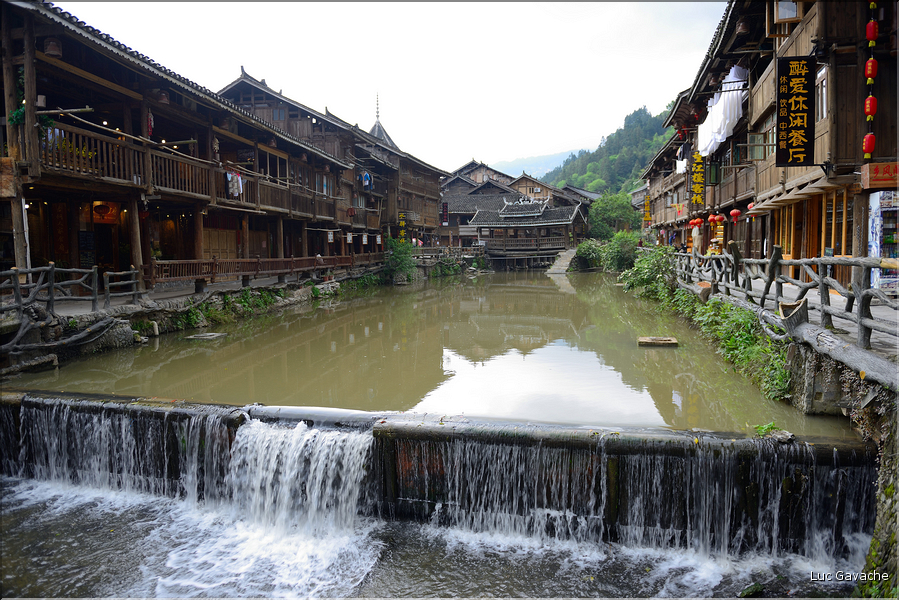 Les villages de l'ethnie dong sont toujours implantés le long des cours d'eau, Zhaoxing ne fait pas exception à la règle. (2)