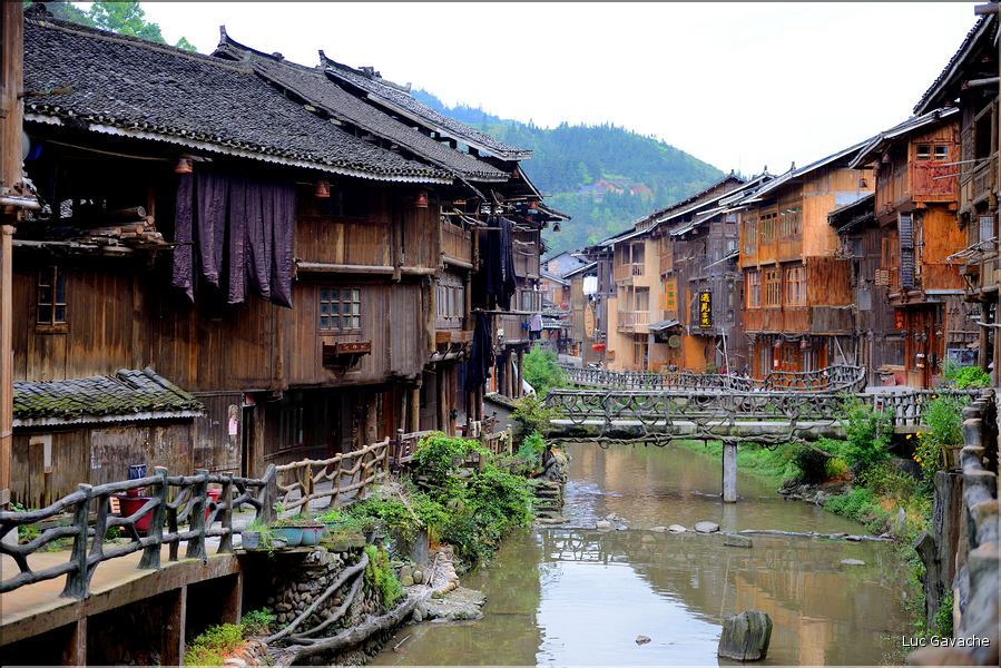 Les villages de l'ethnie dong sont toujours implantés le long des cours d'eau, Zhaoxing ne fait pas exception à la règle. (8)