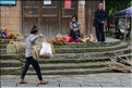 Dans les rues du village de Zhaoxing. (33)