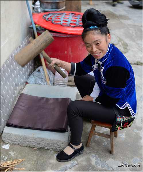A Zhaoxing comme dans de nombreuses régions du Guizhou, les costumes traditionnelles sont réalisés avec des tissus teintés à l'indigo. Ici différentes étapes. (4)