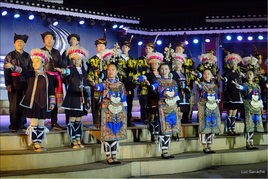 Spectacle traditionnel, racontant la vie des Dong de Zhaoxing. (24)