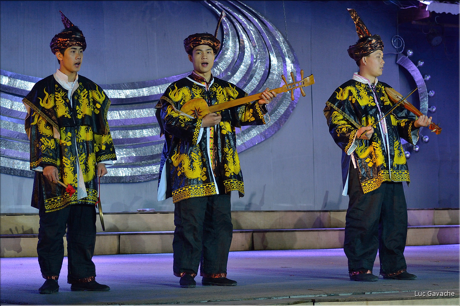 Spectacle traditionnel, racontant la vie des Dong de Zhaoxing. (25)