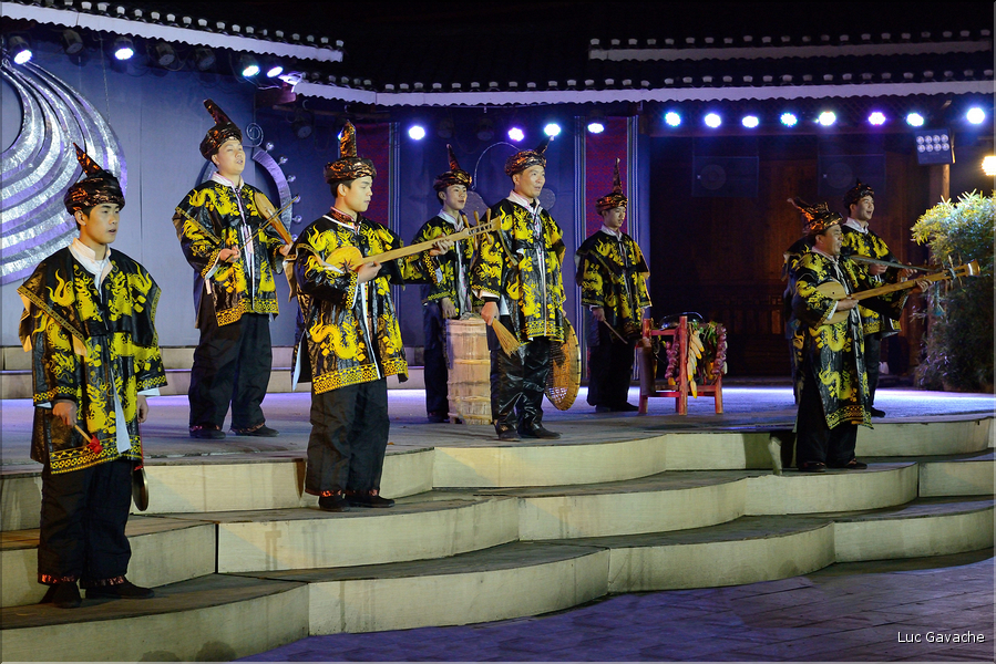 Spectacle traditionnel, racontant la vie des Dong de Zhaoxing. (26)