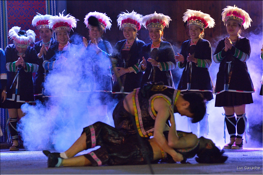 Spectacle traditionnel, racontant la vie des Dong de Zhaoxing. (27)