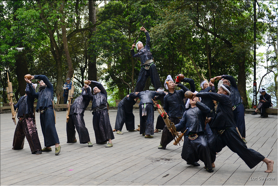 Spectacle traditionnel des Miao du village de Basha. (23)