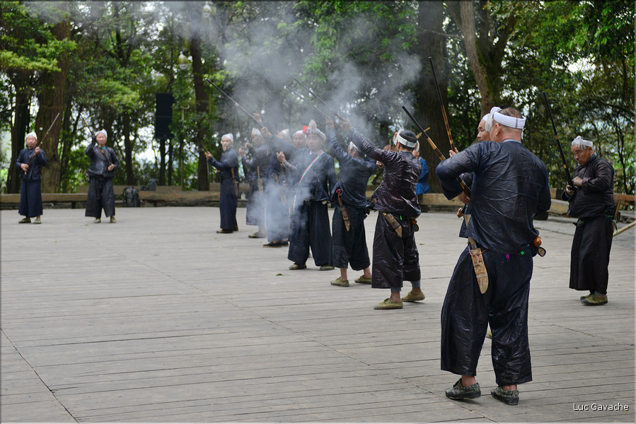 Spectacle traditionnel des Miao du village de Basha. (24)