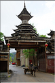 Une des portes d'entrées du village Dong de Huanggan, avec à côté le traditionnel pont du vent et de la pluie. Région de Congjiang. (1)