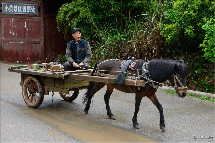 Une des portes d'entrées du village Dong de Huanggan, avec à côté le traditionnel pont du vent et de la pluie. Région de Congjiang. (2)