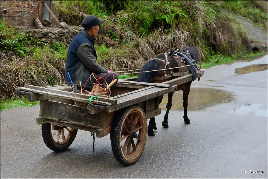 Une des portes d'entrées du village Dong de Huanggan, avec à côté le traditionnel pont du vent et de la pluie. Région de Congjiang. (3)
