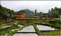 Une des portes d'entrées du village Dong de Huanggan, avec à côté le traditionnel pont du vent et de la pluie. Région de Congjiang. (4)