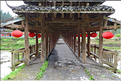 Une des portes d'entrées du village Dong de Huanggan, avec à côté le traditionnel pont du vent et de la pluie. Région de Congjiang. (6)