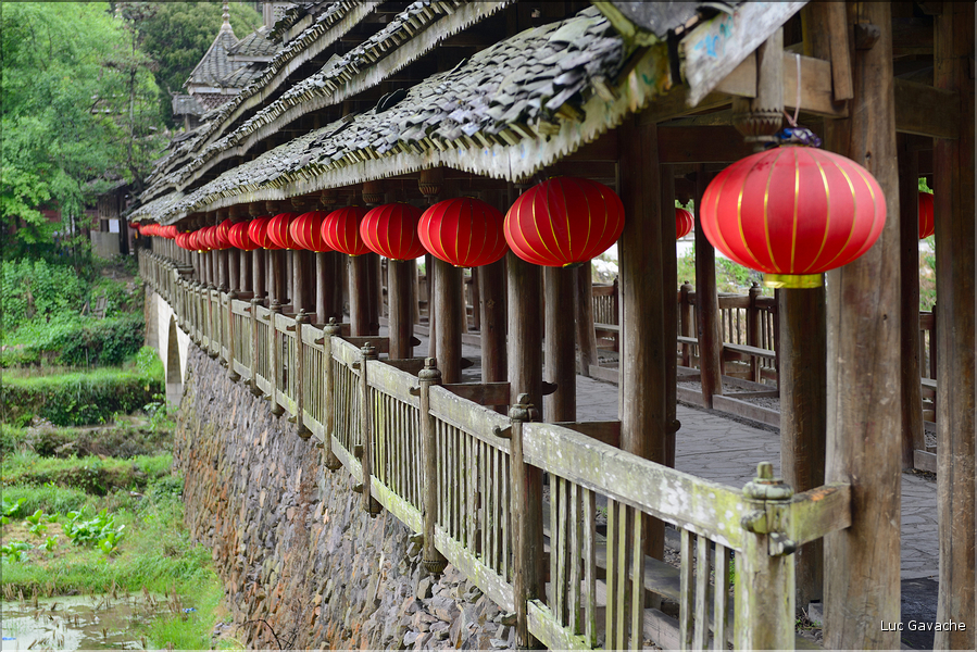 Une des portes d'entrées du village Dong de Huanggan, avec à côté le traditionnel pont du vent et de la pluie. Région de Congjiang. (7)
