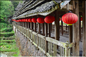 Une des portes d'entrées du village Dong de Huanggan, avec à côté le traditionnel pont du vent et de la pluie. Région de Congjiang. (7)