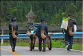 Une des portes d'entrées du village Dong de Huanggan, avec à côté le traditionnel pont du vent et de la pluie. Région de Congjiang. (8)